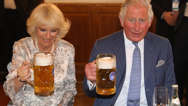 Muss sein: Prinz Charles und Camilla trinken deutsches Bier in München.