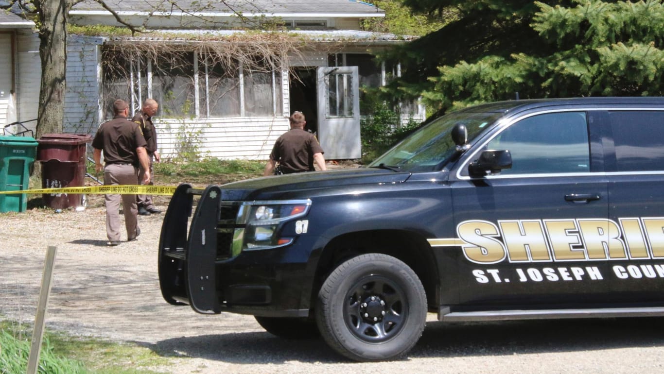 Erschütternder Fall in Michigan: Beamte der Polizei von St. Joseph County stehen vor dem Haus, in dem die Frau erschossen wurde.