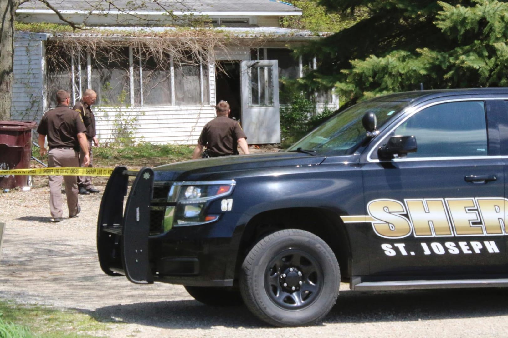 Erschütternder Fall in Michigan: Beamte der Polizei von St. Joseph County stehen vor dem Haus, in dem die Frau erschossen wurde.