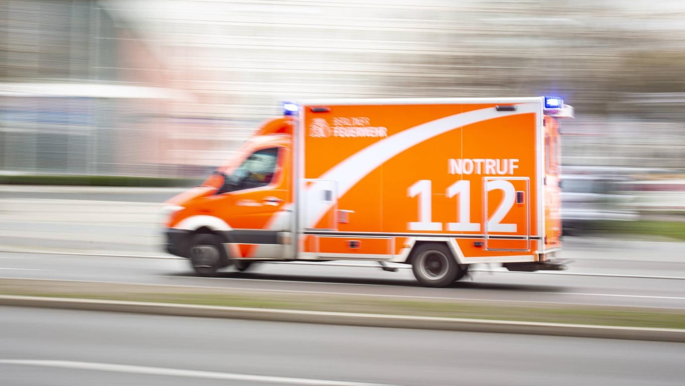 Rettungswagen der Feuerwehr mit Blaulicht: In Berlin ist ein kleiner Junge bei einer Böllerexplosion schwer verletzt worden.