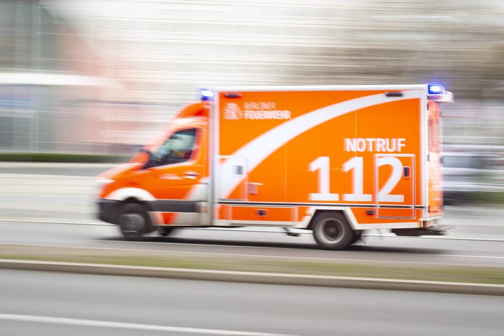 Rettungswagen der Feuerwehr mit Blaulicht: In Berlin ist ein kleiner Junge bei einer Böllerexplosion schwer verletzt worden.