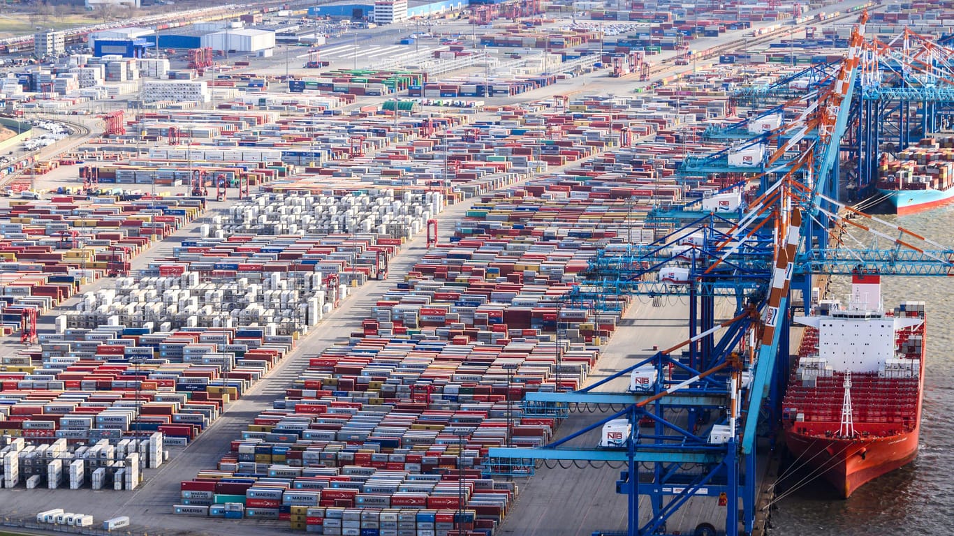 Container-Terminal Bremerhaven: Deutsche Exporte in den Iran sind zu Jahresbeginn drastisch gesunken.