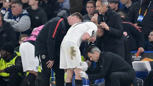 Sebastian Rode (M) wird neben Trainer Adi Hütter (2. Sebastian Rode (M) wird neben Trainer Adi Hütter (2.