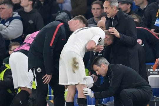 Sebastian Rode (M) wird neben Trainer Adi Hütter (2.