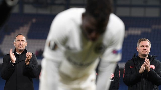 Nach der Niederlage im Elfmeterschießen applaudiert Eintracht-Trainer Adi Hütter (l) dem Sieger FC Chelsea.