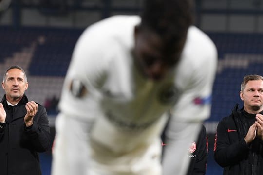 Nach der Niederlage im Elfmeterschießen applaudiert Eintracht-Trainer Adi Hütter (l) dem Sieger FC Chelsea.