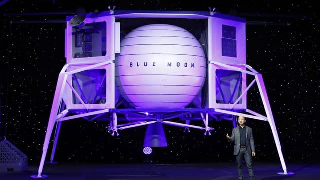 Jeff Bezos, Gründer von Amazon, spricht während einer Präsentation vor der Mondlandefähre "Blue Moon". Jeff Bezos, Gründer von Amazon, spricht während einer Präsentation vor der Mondlandefähre "Blue Moon".