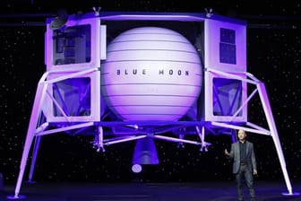 Jeff Bezos, Gründer von Amazon, spricht während einer Präsentation vor der Mondlandefähre "Blue Moon".