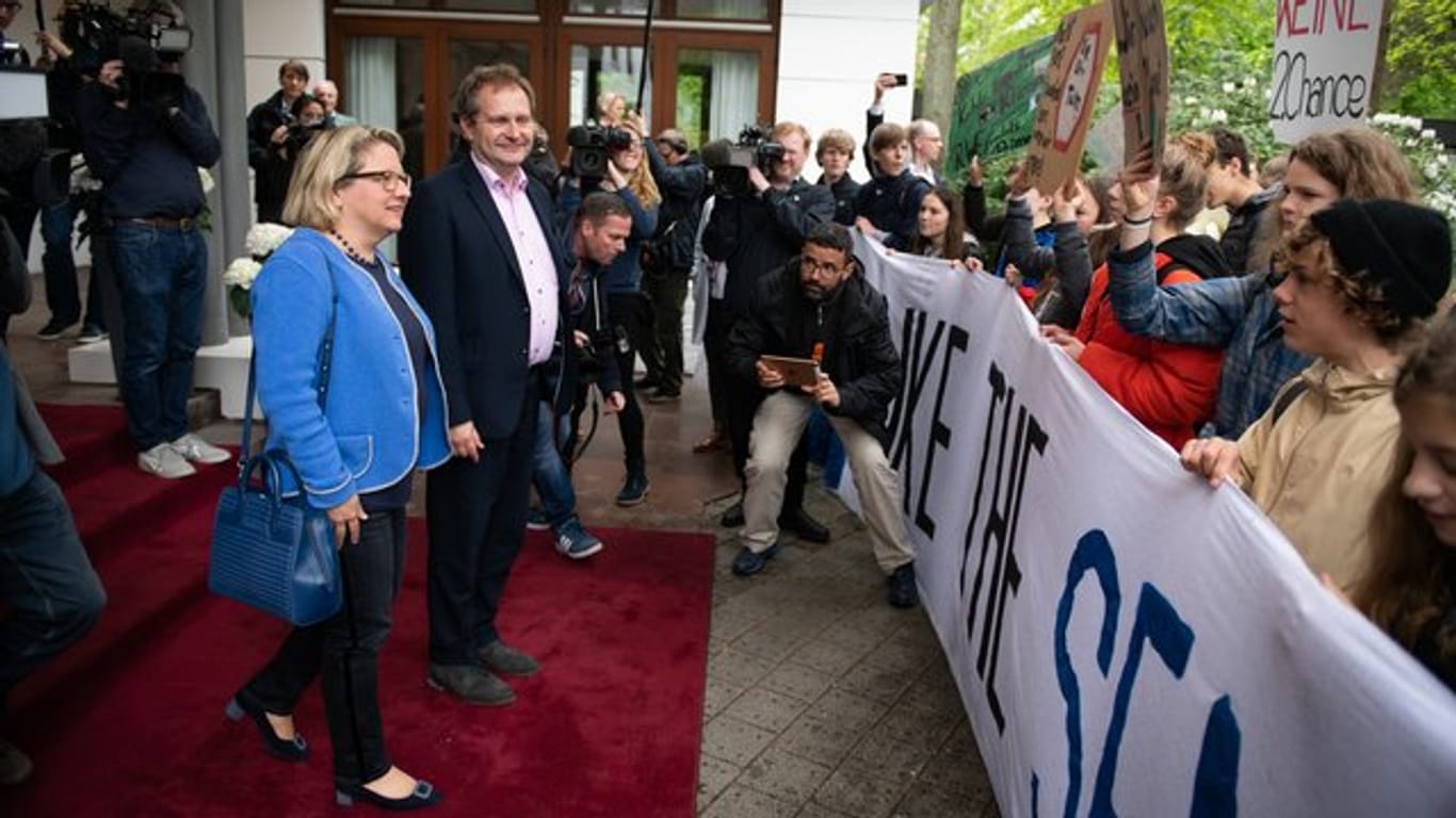 Svenja Schulze und Jens Kerstan treffen nach der Konferenz auf Demonstranten von der "Fridays for Future"-Bewegung.