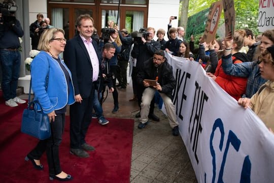 Svenja Schulze und Jens Kerstan treffen nach der Konferenz auf Demonstranten von der "Fridays for Future"-Bewegung.