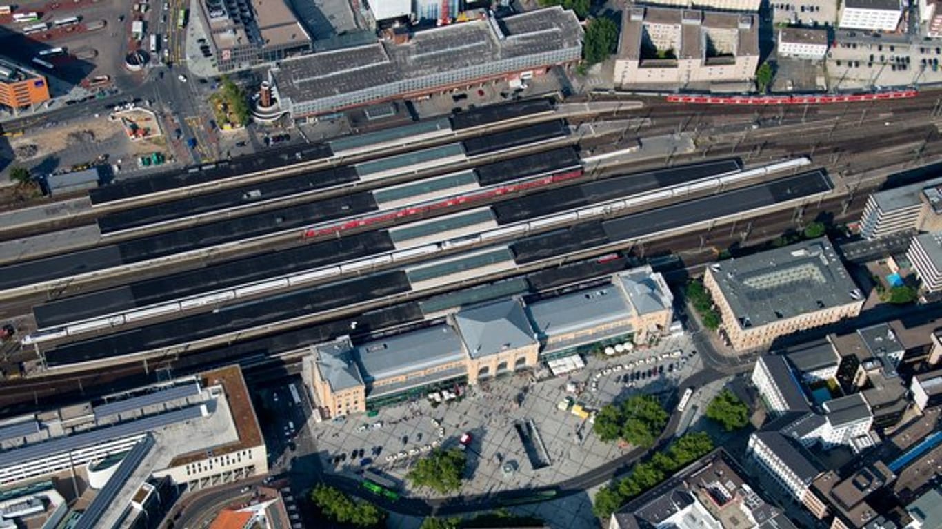 Wegen einer zu geringen Spannung an den Oberleitungen am Hauptbahnhof in Hannover müssen sich Reisende auf Verzögerungen im Nah- und Fernverkehr einstellen.