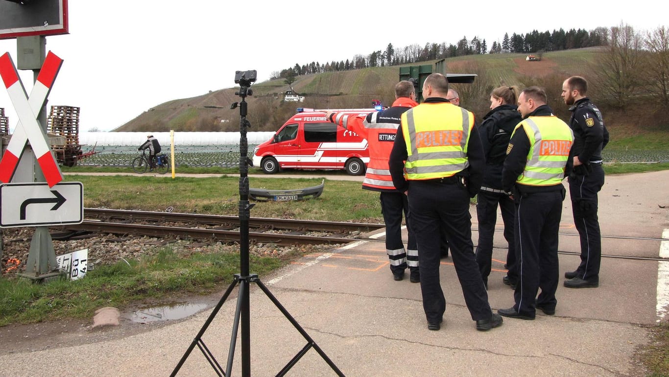 Polizisten und Rettungskräfte an unbeschranktem Bahnübergang (Symbolbild): In Thüringen ist ein Mann von einem Regionalzug erfasst und getötet worden.
