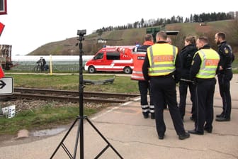 Polizisten und Rettungskräfte an unbeschranktem Bahnübergang (Symbolbild): In Thüringen ist ein Mann von einem Regionalzug erfasst und getötet worden.