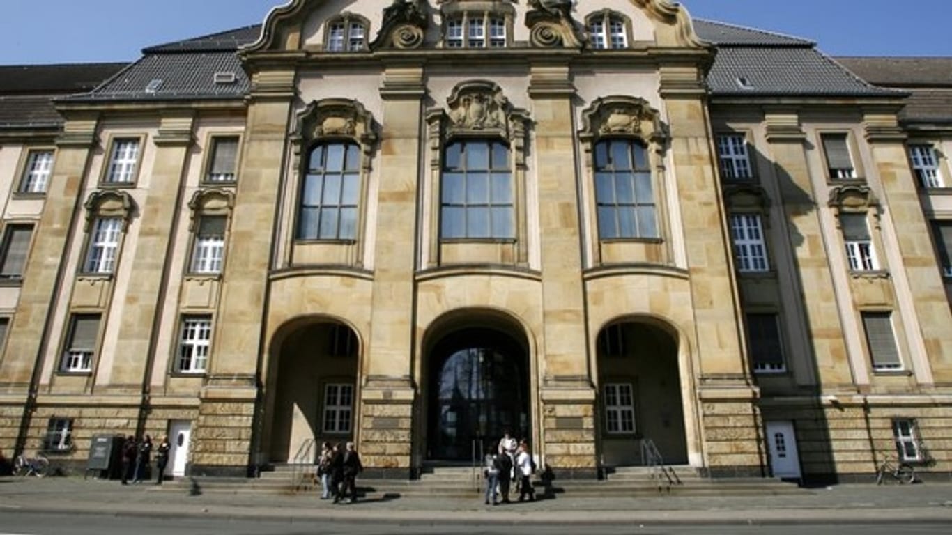 Das Amtsgericht in Mönchengladbach (Symbolbild): Hier beginnt der Prozess um eine Vergewaltigung in einem Fan-Zug.