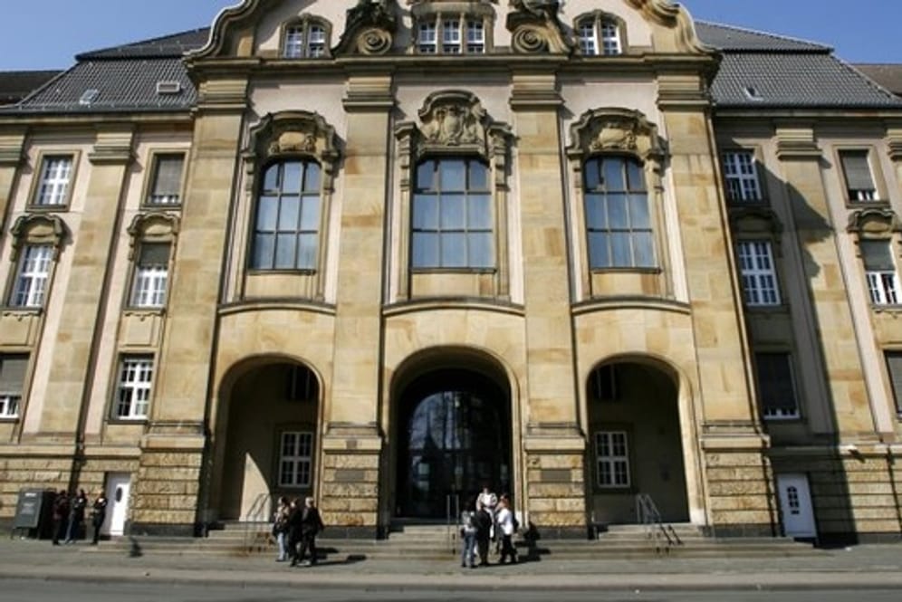 Das Amtsgericht in Mönchengladbach (Symbolbild): Hier beginnt der Prozess um eine Vergewaltigung in einem Fan-Zug.