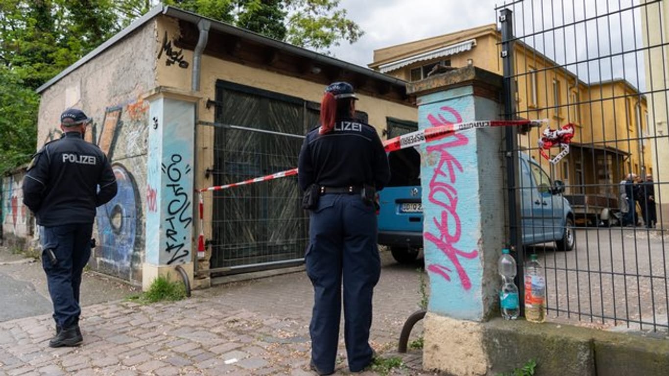 Polizisten sichern die Einfahrt des Hauses im Stadtteil Neustadt.