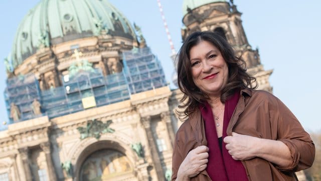 Schauspielerin Eva Mattes vor dem Berliner Dom.