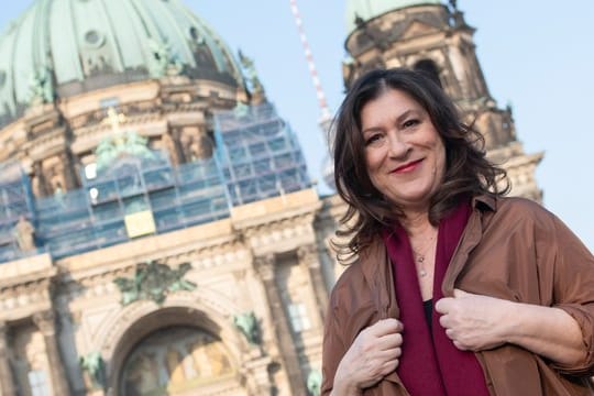 Schauspielerin Eva Mattes vor dem Berliner Dom.