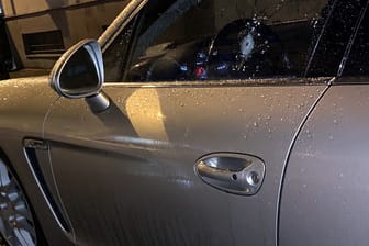Einschussloch im Fenster des Fahrzeugs des Opfers: Die Frau saß in Offenbach in ihrem Auto, als sie erschossen wurde.