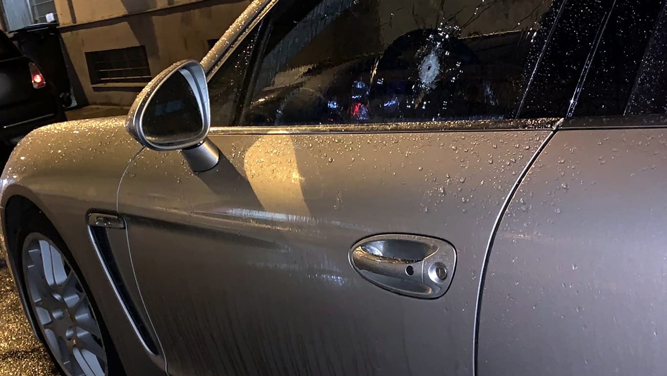 Einschussloch im Fenster des Fahrzeugs des Opfers: Die Frau saß in Offenbach in ihrem Auto, als sie erschossen wurde.