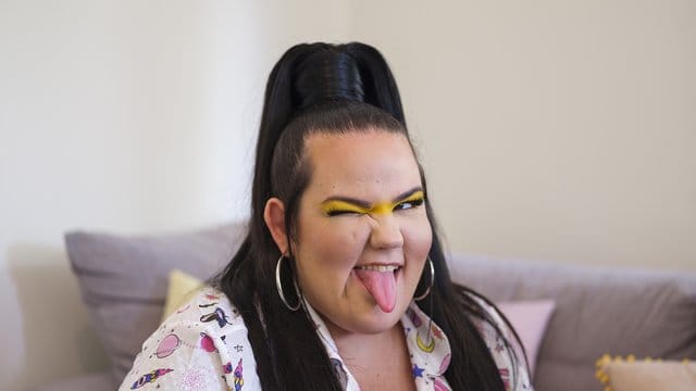 Sängerin Netta Barzilai beim Interview mit der Deutschen Presse-Agentur (dpa).