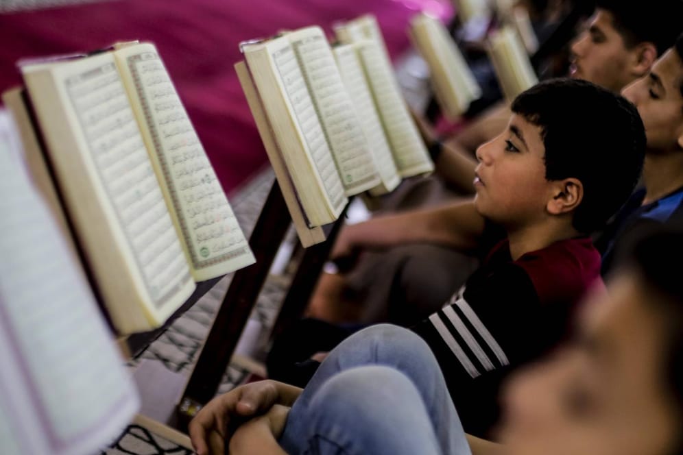 Jugendliche beim Koranlesen: Immer wieder wird in Deutschland agendamäßig über den Ramadan diskutiert.