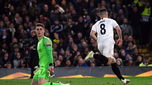 Eintracht-Torschütze Luka Jovic (r) jubelt - Chelsea-Keeper Kepa ist geschlagen.