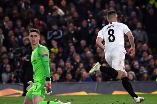 Eintracht-Torschütze Luka Jovic (r) jubelt - Chelsea-Keeper Kepa ist geschlagen.