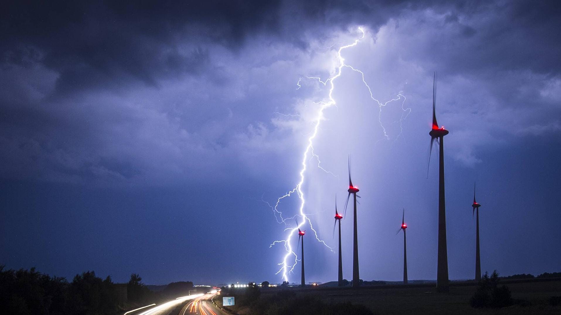 Blitz und Donner: Am Wochenende kommt es immer wieder zu heftigen Regenschauern mit gewaltigen Gewitterwolken.