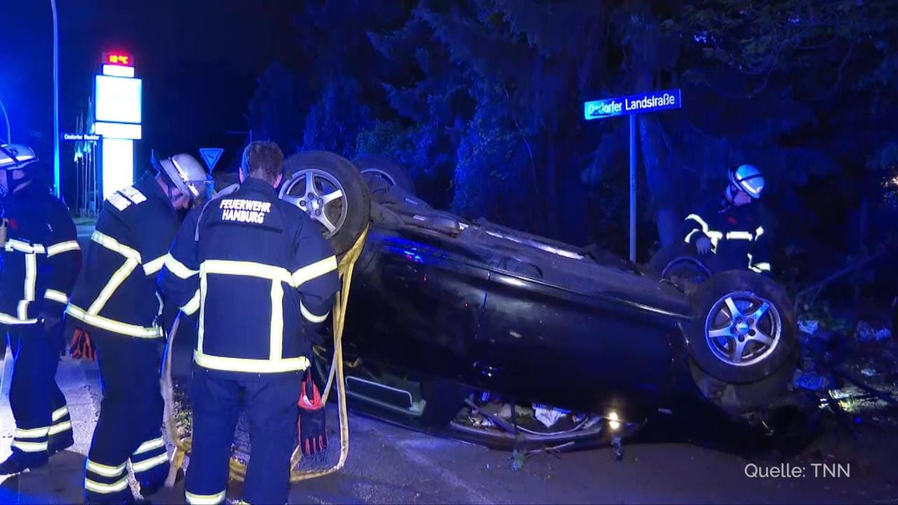 Das Auto liegt auf dem Dach: Bei einem Unfall in Hamburg ist ein Auto in der Nacht in einen Vorgarten gekracht.