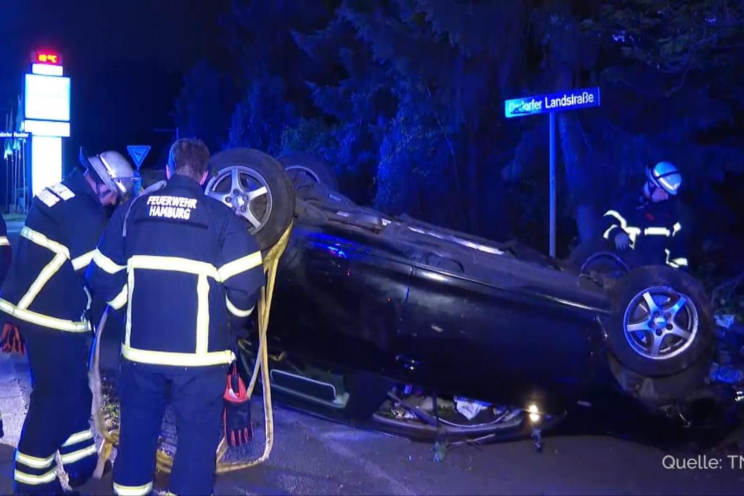 Das Auto liegt auf dem Dach: Bei einem Unfall in Hamburg ist ein Auto in der Nacht in einen Vorgarten gekracht.