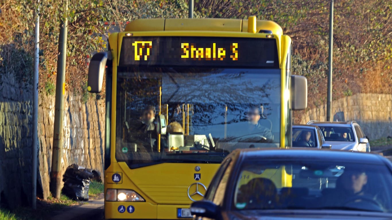 Ein Bus steht im Stau: Zukünftig sollen die Linienbusse in Hagen besser vertaktet werden. (Symbolfoto)