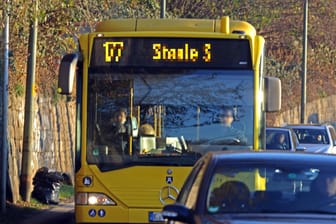 Ein Bus steht im Stau: Zukünftig sollen die Linienbusse in Hagen besser vertaktet werden. (Symbolfoto)