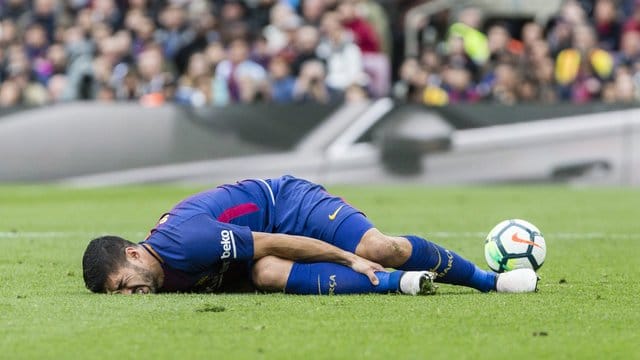 Luis Suárez liegt verletzt am Boden. Luis Suárez liegt verletzt am Boden.