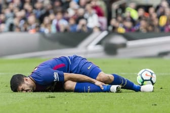 Luis Suárez liegt verletzt am Boden.