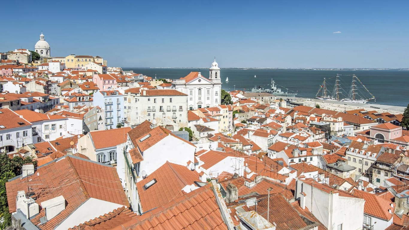 Blick auf Lissabon: Im "Livro de Reclamações" können Sie Beschwerden notieren – oft lösen sich Probleme aber allein durch die Erwähnung des Beschwerdebuches auf.