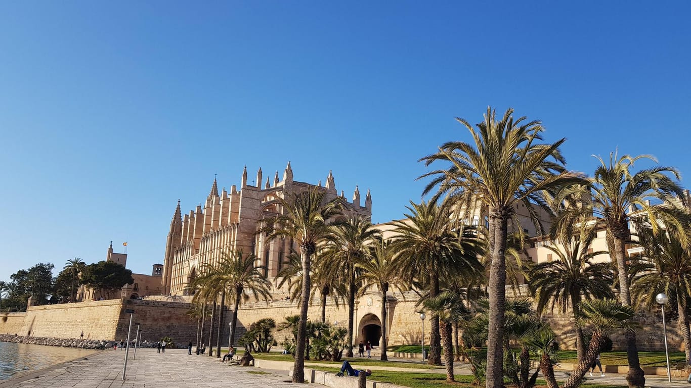 Kathedrale der Heiligen Maria in der spanischen Hafenstadt Palma: In Spanien drohen Hotels, die etwa zu hohe Preise verlangen, finanzielle Strafen – sogar Hotelschließungen sind möglich.