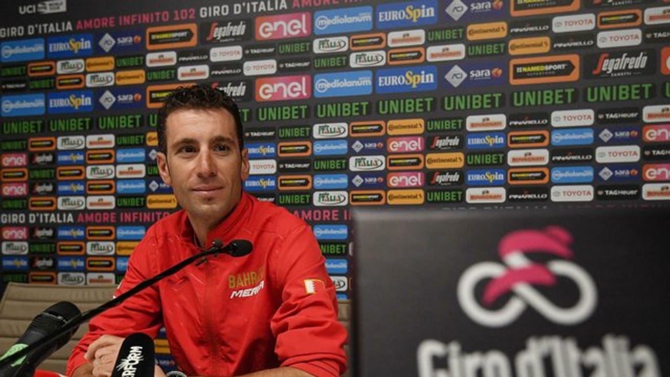 Vincenzo Nibali spricht bei einer Pressekonferenz zum Giro d'Italia.
