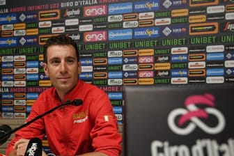 Vincenzo Nibali spricht bei einer Pressekonferenz zum Giro d'Italia.