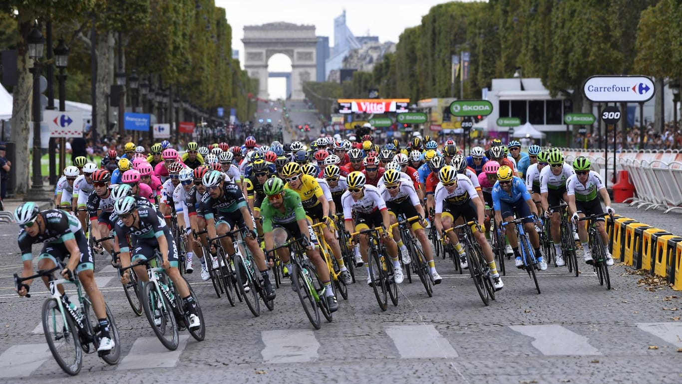Das Peloton unter dem Triumphbogen: Traditionell endet die letzte Etappe der Radrundfahrt auf den Pariser Champs-Elysées.