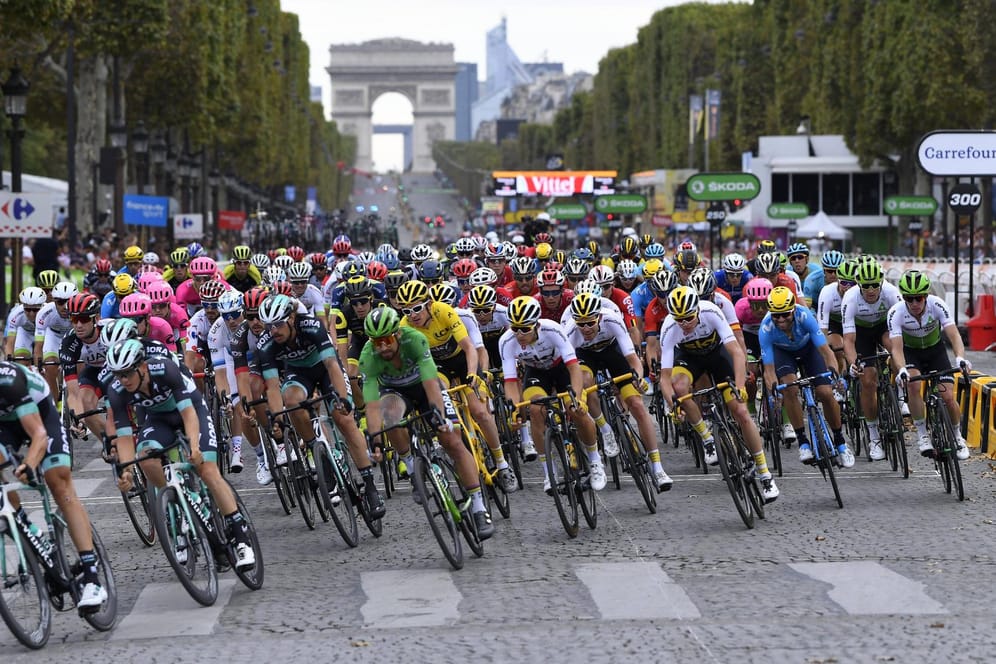 Das Peloton unter dem Triumphbogen: Traditionell endet die letzte Etappe der Radrundfahrt auf den Pariser Champs-Elysées.