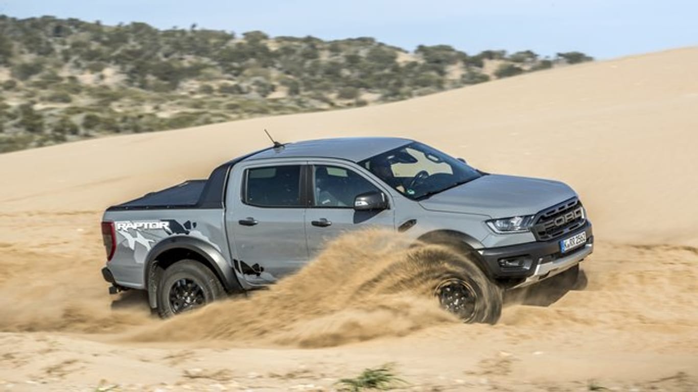 Wirbelt mächtig Sand und Staub auf: Mit dem Pick-up Ranger Raptor will Ford Geländeausflüge noch sportlicher machen.