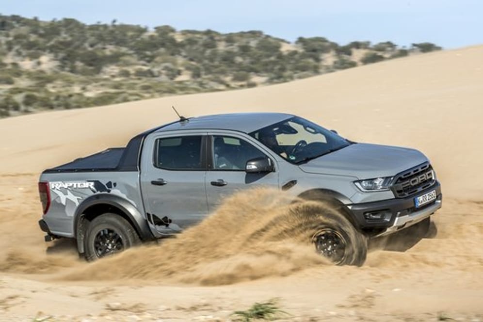 Wirbelt mächtig Sand und Staub auf: Mit dem Pick-up Ranger Raptor will Ford Geländeausflüge noch sportlicher machen.