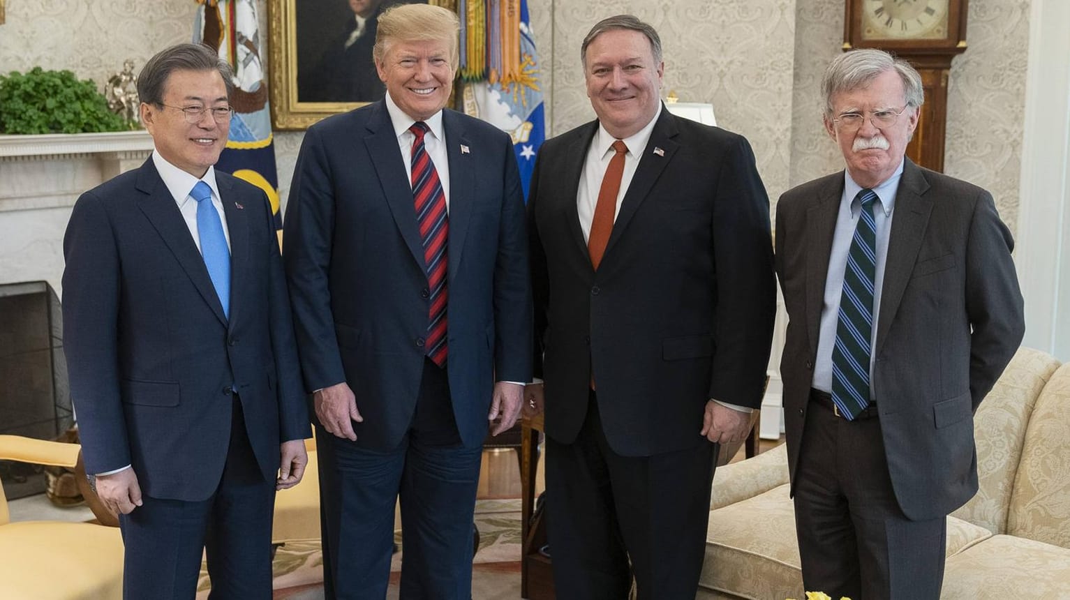 Donald Trump mit dem südkoreanischen Präsidenten. Rechts neben ihm Außenminister Pompeo, daneben Sicherheitsberater Bolton.