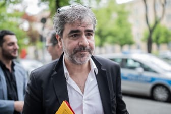 Deniz Yücel: Der Journalist der "Welt" geht zum Amtsgericht Tiergarten.