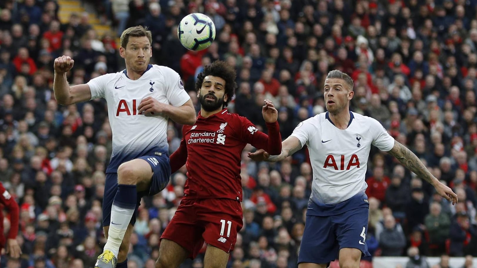 Tottenham (weiß) und Liverpool kennen sich aus der Premier League. Im Juni stehen sich die beiden Teams im Champions-League-Finale gegenüber.