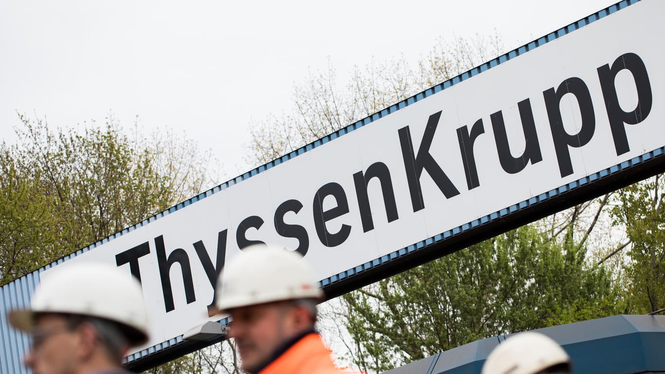Beschäftigte von Thyssenkrupp stehen vor dem Werk in Duisburg Hüttenheim: Der Industriekonzern will nach dem Platzen der Stahlfusion Stellen streichen.