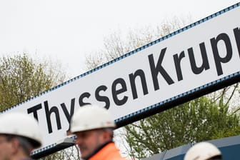 Beschäftigte von Thyssenkrupp stehen vor dem Werk in Duisburg Hüttenheim: Der Industriekonzern will nach dem Platzen der Stahlfusion Stellen streichen.