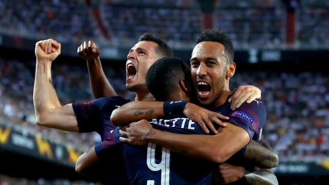 Erzielte drei Tore beim 4:2-Sieg in Valencia: Pierre-Emerick Aubameyang (r) jubelt mit seinen Teamkollegen vom FC Arsenal. Erzielte drei Tore beim 4:2-Sieg in Valencia: Pierre-Emerick Aubameyang (r) jubelt mit seinen Teamkollegen vom FC Arsenal.
