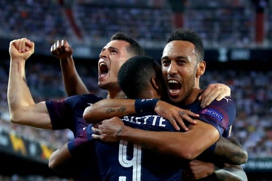 Erzielte drei Tore beim 4:2-Sieg in Valencia: Pierre-Emerick Aubameyang (r) jubelt mit seinen Teamkollegen vom FC Arsenal.